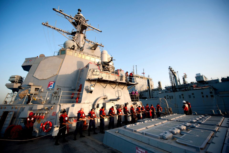 USS ARLEIGH BURKE (DDG 51) 140425-N-WD757-101 (14006326636)