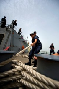 USS Arleigh Burke (DDG 51) 140510-N-WD757-180 (14034210709)