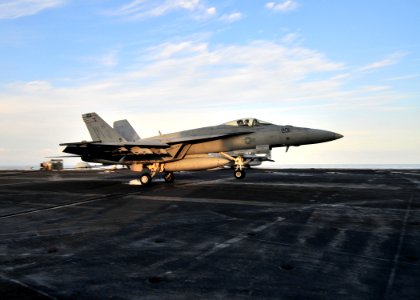 US Navy 091112-N-7282P-176 An F-A-18E Super Hornet from the Royal Maces of Strike Fighter Squadron (VFA) 27 lands aboard the aircraft carrier USS George Washington (CVN 73)