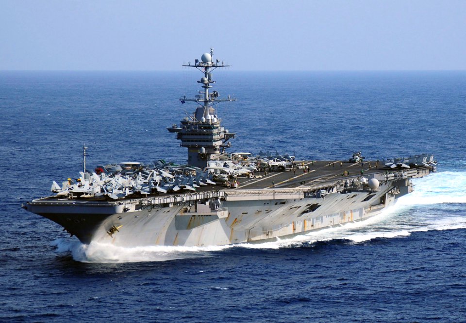 US Navy 091115-N-6720T-102 The aircraft carrier USS George Washington (CVN 73) transits the Pacific Ocean