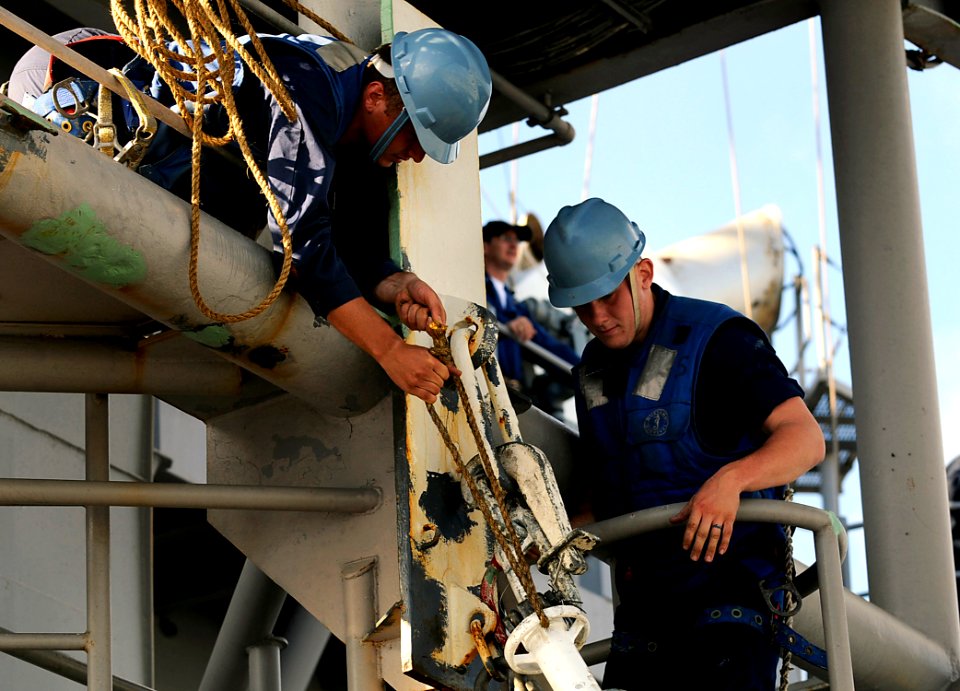 US Navy 091111-N-7280V-361 Sailors rig a supply station aboard the amphibious command ship USS Blue Ridge (LCC 19) during a replenishment at sea with the Military Sealift Command dry cargo-ammunition ship USNS Richard E. Byrd (