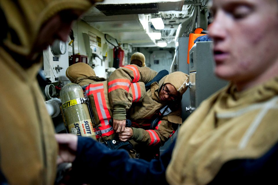 USS Arleigh Burke (DDG 51) 140418-N-WD757-098 (13966306003)