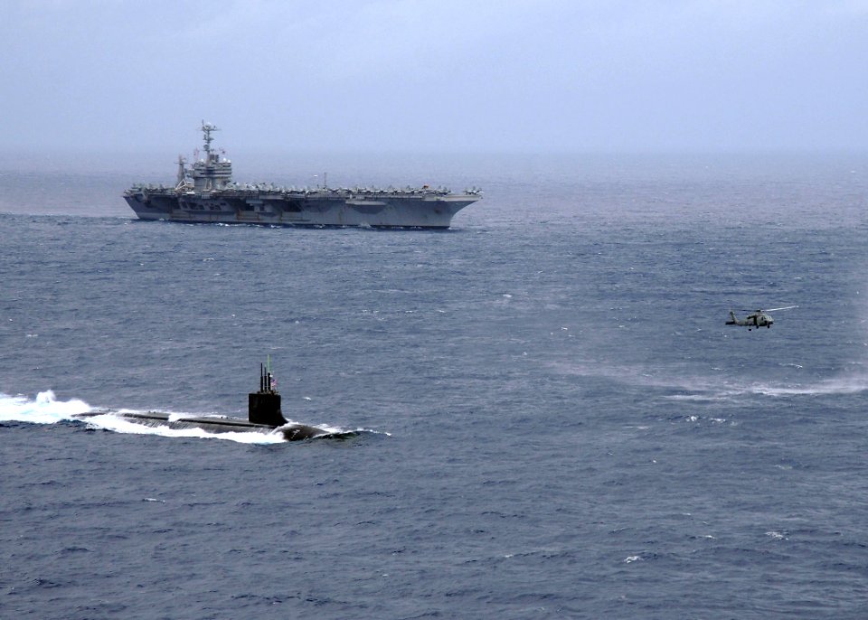 US Navy 091117-N-6720T-050 The aircraft carrier USS George Washington (CVN 73) and the Seawolf-class attack submarine USS Connecticut (SSN 22) is underway in the Pacific Ocean