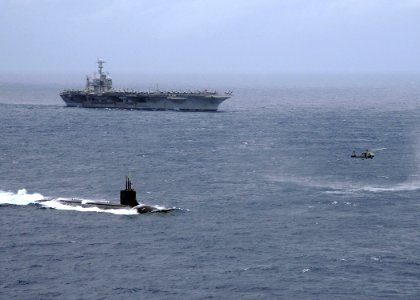 US Navy 091117-N-6720T-050 The aircraft carrier USS George Washington (CVN 73) and the Seawolf-class attack submarine USS Connecticut (SSN 22) is underway in the Pacific Ocean