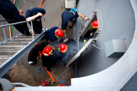 USS Arleigh Burke (DDG 51) 140414-N-WD757-142 (13909524544)