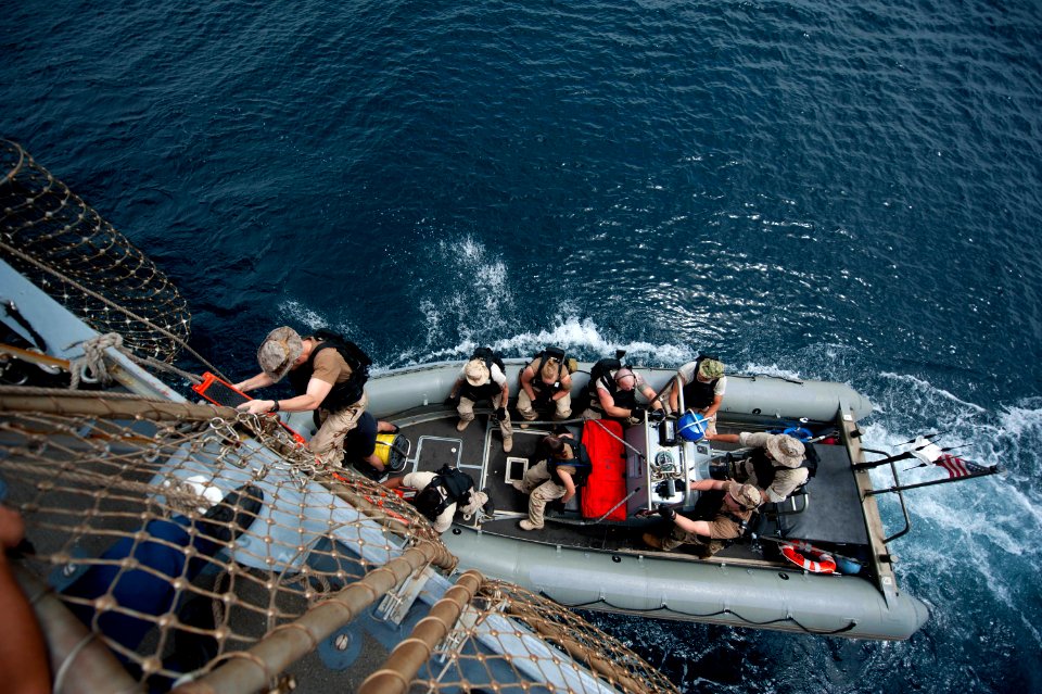 USS Arleigh Burke (DDG 51) 140414-N-WD757-209 (13887604132)
