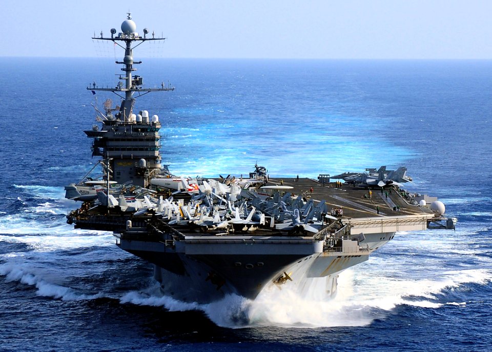 US Navy 091115-N-6720T-106 The aircraft carrier USS George Washington (CVN 73) transits the Pacific Ocean