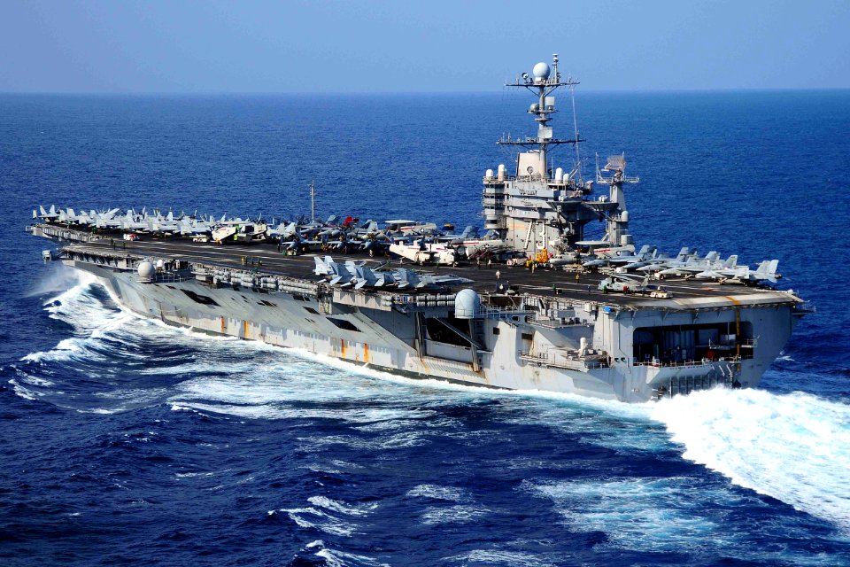 US Navy 091115-N-6720T-087 The aircraft carrier USS George Washington (CVN 73) transits the Pacific Ocean