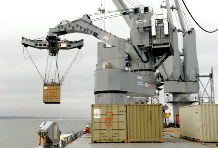 US Navy 091119-N-7676W-079 A Large Vessel Interface Lift-on-Lift-off (LVI Lo-Lo) crane demonstrates container transfers aboard the USNS Flickertail State (T-ACS-5)