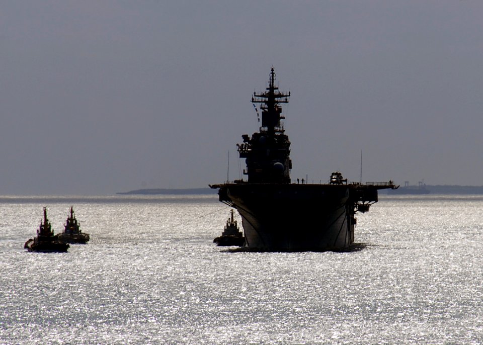 US Navy 091118-N-6692A-104 USS Essex (LHD 2) arrives at White Beach