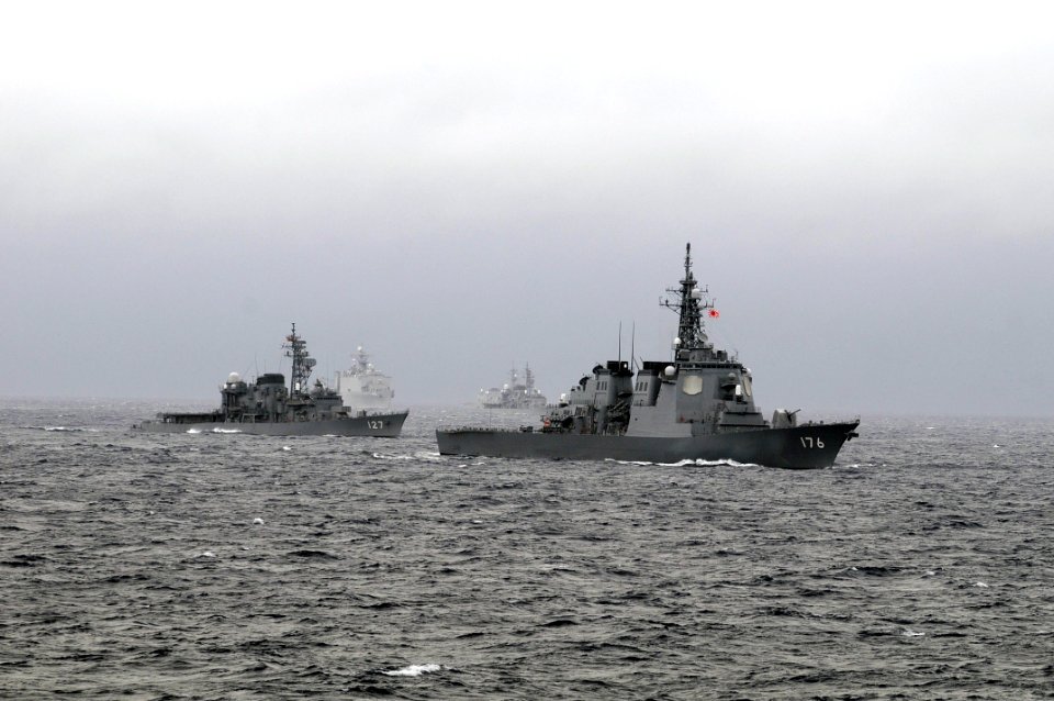 US Navy 091117-N-7280V-008 The Japan Maritime Self-Defense Force destroyers Chokai (DDG 176), Isoyuki (DD 127), Harayuki (DD 128), and the amphibious dock landing ship USS Tortuga (LSD 46) are underway in formation