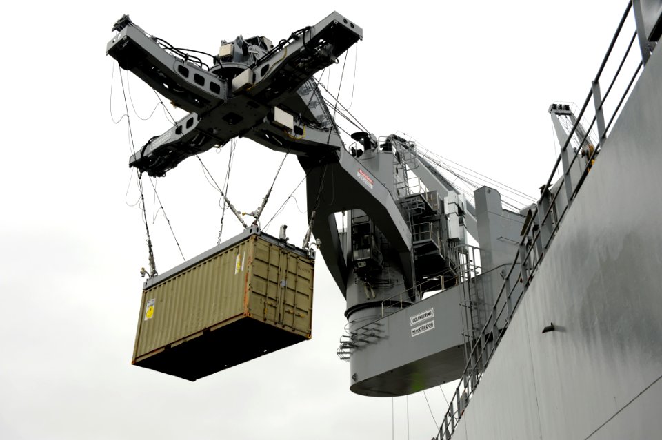 US Navy 091119-N-7676W-070 A Large Vessel Interface Lift-on-Lift-off (LVI Lo-Lo) crane demonstrates container transfers aboard USNS Flickertail State (T-ACS-5)