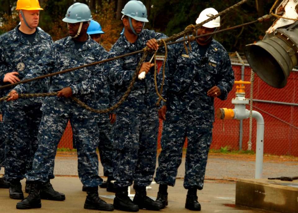 US Navy 091123-N-9116S-084 Chief Boatswain's Mate Cortney T. Bolden shows Sailors how to connect lines
