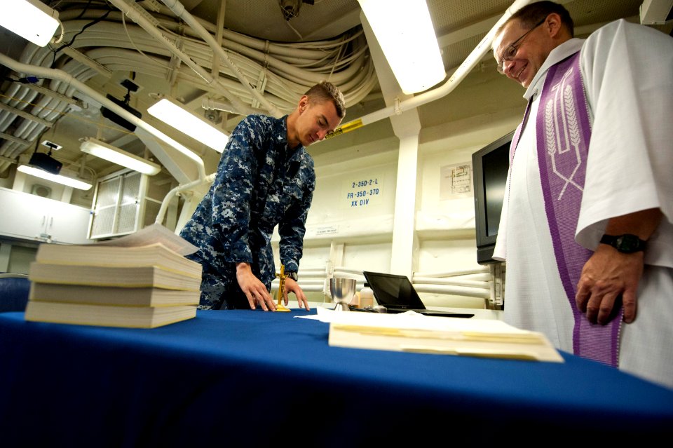 USS ARLEIGH BURKE (DDG 51) 140330-N-WD757-065 (13556364475)