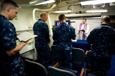 USS ARLEIGH BURKE (DDG 51) 140330-N-WD757-043 (13556494073)
