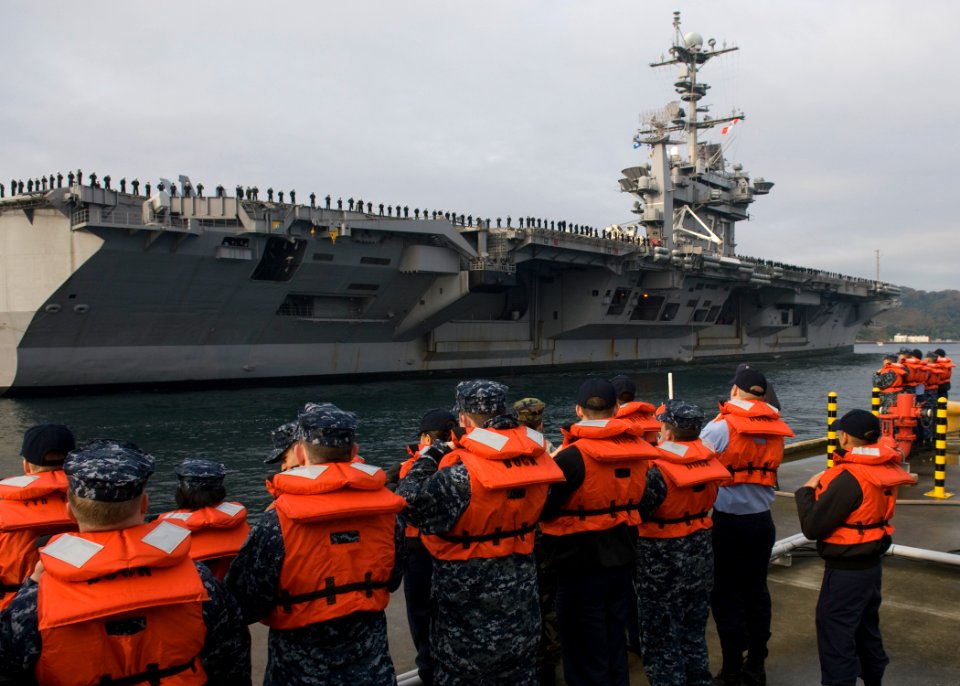 US Navy 091123-N-5253W-011 Line handlers on the pier await the arrival of the aircraft carrier USS George Washington (CVN 73) as the ship returns to Commander Fleet Activities Yokosuka