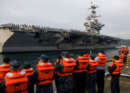 US Navy 091123-N-5253W-011 Line handlers on the pier await the arrival of the aircraft carrier USS George Washington (CVN 73) as the ship returns to Commander Fleet Activities Yokosuka