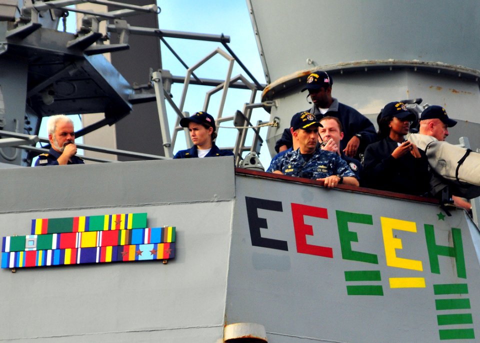 US Navy 091130-N-0780F-004 Cmdr. Carl W. Meuser, center, commanding officer of the guided-missile destroyer USS Higgins (DDG 76), directs mooring operations from the port bridge wing during arrival for a routine port visit to C