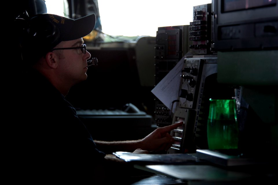 USS ARLEIGH BURKE (DDG 51) 140328-N-WD757-199 (13558859895)