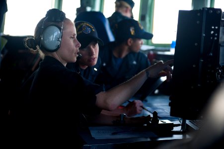 USS ARLEIGH BURKE (DDG 51) 140329-N-WD757-006 (13530716683)