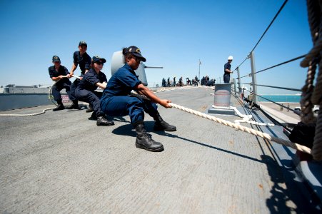 USS ARLEIGH BURKE (DDG 51) 140329-N-WD757-104 (13665669004)