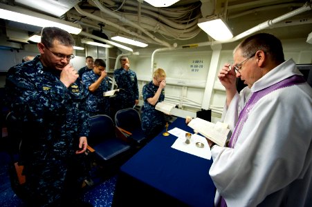 USS ARLEIGH BURKE (DDG 51) 140330-N-WD757-060 (13556484503)