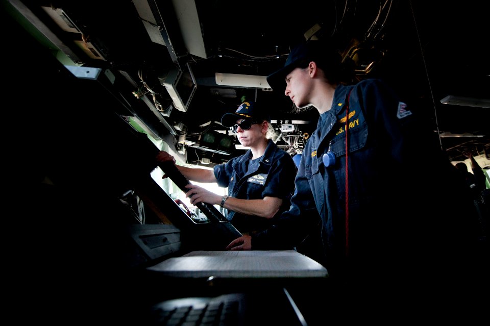 USS ARLEIGH BURKE (DDG 51) 140328-N-WD757-095 (13558862845)