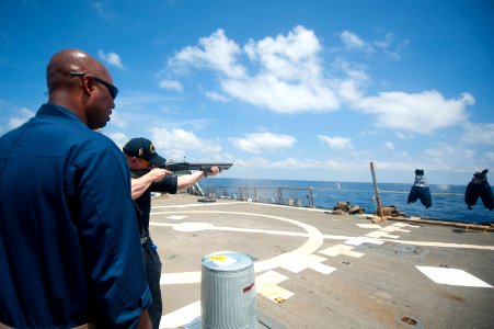 USS ARLEIGH BURKE (DDG 51) 140325-N-WD757-269 (13424899733)