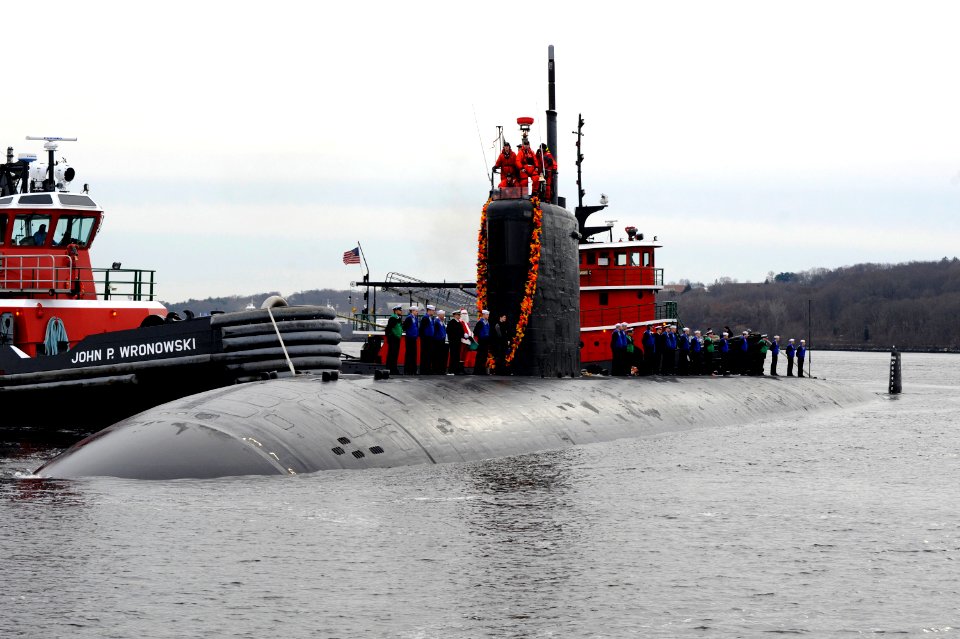 US Navy 091202-N-8467N-002 USS Miami (SSN 755) pulls into Submarine Base New London with Santa Claus after returning from an eight-month deployment