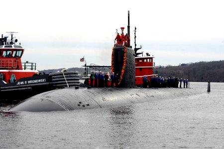 US Navy 091202-N-8467N-002 USS Miami (SSN 755) pulls into Submarine Base New London with Santa Claus after returning from an eight-month deployment