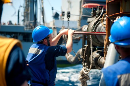 USS ARLEIGH BURKE (DDG 51) 140324-N-WD757-243 (13424917163)