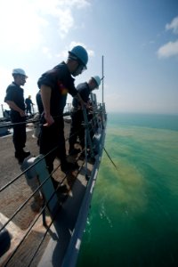 USS ARLEIGH BURKE (DDG 51) 140320-N-WD757-272 (13554858544)