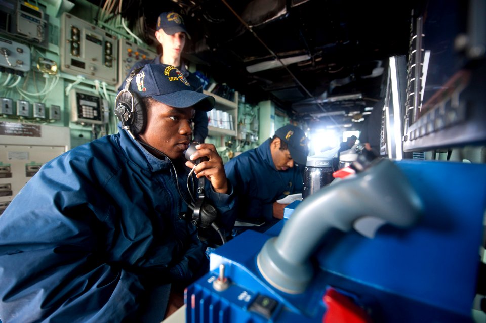 USS ARLEIGH BURKE (DDG 51) 140328-N-WD757-003 (13558920883)