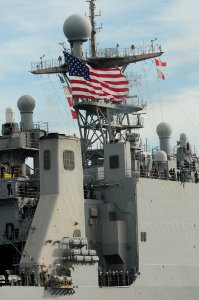 US Navy 091208-N-8907D-165 Sailors man the rails during the arrival of the amphibious dock landing ship USS Fort McHenry (LSD 43) to Naval Station Norfolk