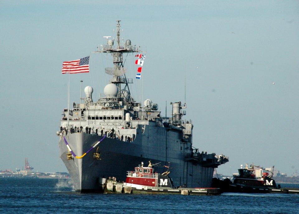 US Navy 091208-N-9806M-017 Sailors man the rails as the amphibious transport dock ship USS Ponce (LPD 15) arrives at Naval Station Norfolk