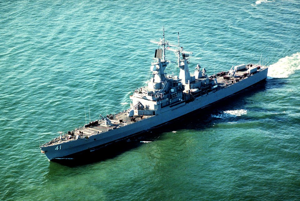 USS Arkansas (CGN-41) underway in San Francisco Bay, California (USA), on 12 October 1985 (6404424)