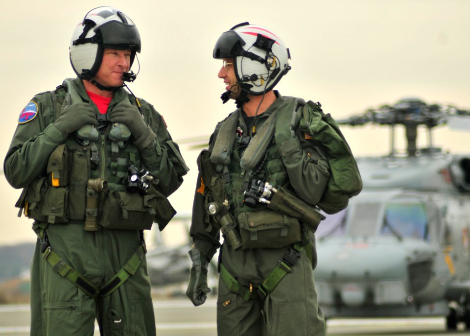 US Navy 091209-N-4031K-001 Capt. Don Williamson speaks with Lt. Cmdr. Daniel Fillion on the squadron's flightline