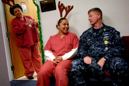 US Navy 091214-N-9818V-021 Master Chief Petty Officer of the Navy (MCPON) Rick West speaks with Hospital Corpsman 2nd Class Rocio Joseph at the Supervisor of Shipbuilding Dental Clinic during his visit to Huntington Hall