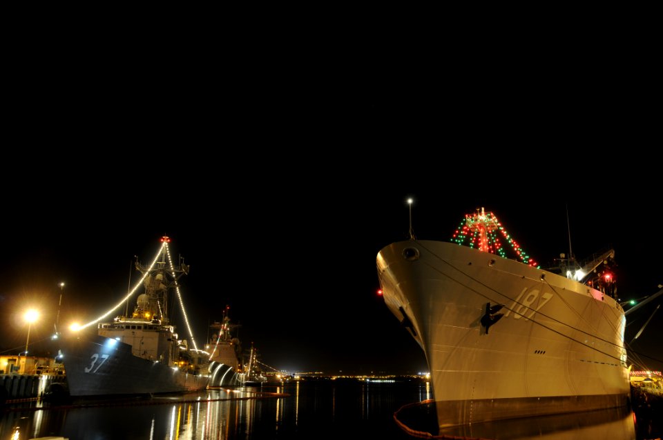 US Navy 091223-N-7498L-072 The guided-missile frigate USS Crommelin (FFG 37) and the Military Sealift Command fleet replenishment oiler USNS Henry J. Kaiser (T-AO 187) are decorated with Christmas lights at port in Pearl Harbor