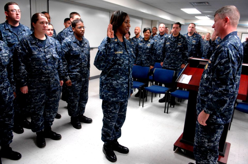 US Navy 091215-N-9818V-034 Master Chief Petty Officer of the Navy (MCPON) Rick West reenlists a chief petty officer before a chief petty officer's call