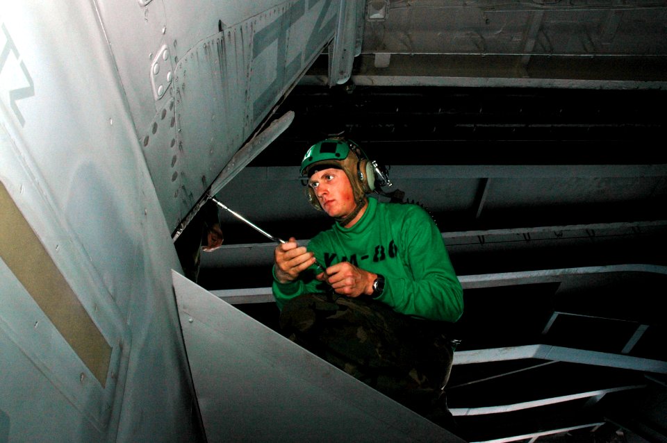 US Navy 091220-N-3327M-004 Airman Josh Deresner assigned to the Sidewinders of Strike Fighter Squadron (VFA) 86, r