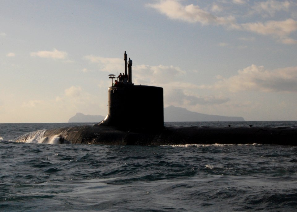 US Navy 100107-N-8288P-033 USS Virginia (SSN 774) cruises through the Bay of Naples