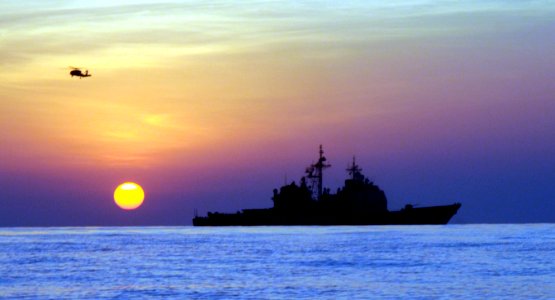 US Navy 100101-N-1291E-275 The guided-missile cruiser USS Chosin (CG 65) patrols the Gulf of Aden in support of counter-piracy operations