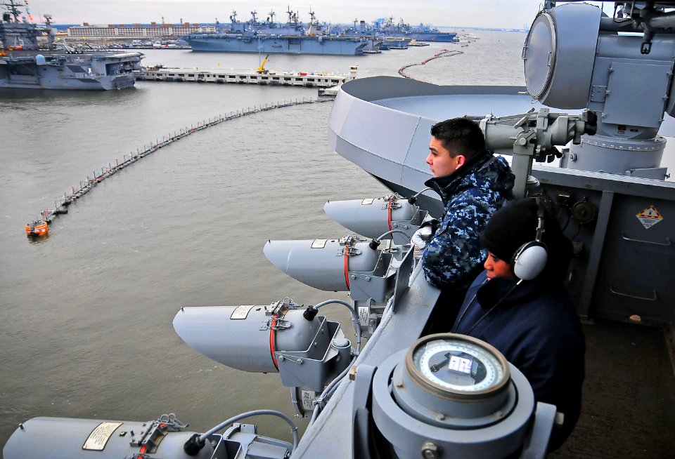 US Navy 100112-N-4774B-059 Watch Nimitz-class aircraft carrier USS Carl Vinson (CVN 70) wtch the ship get underway