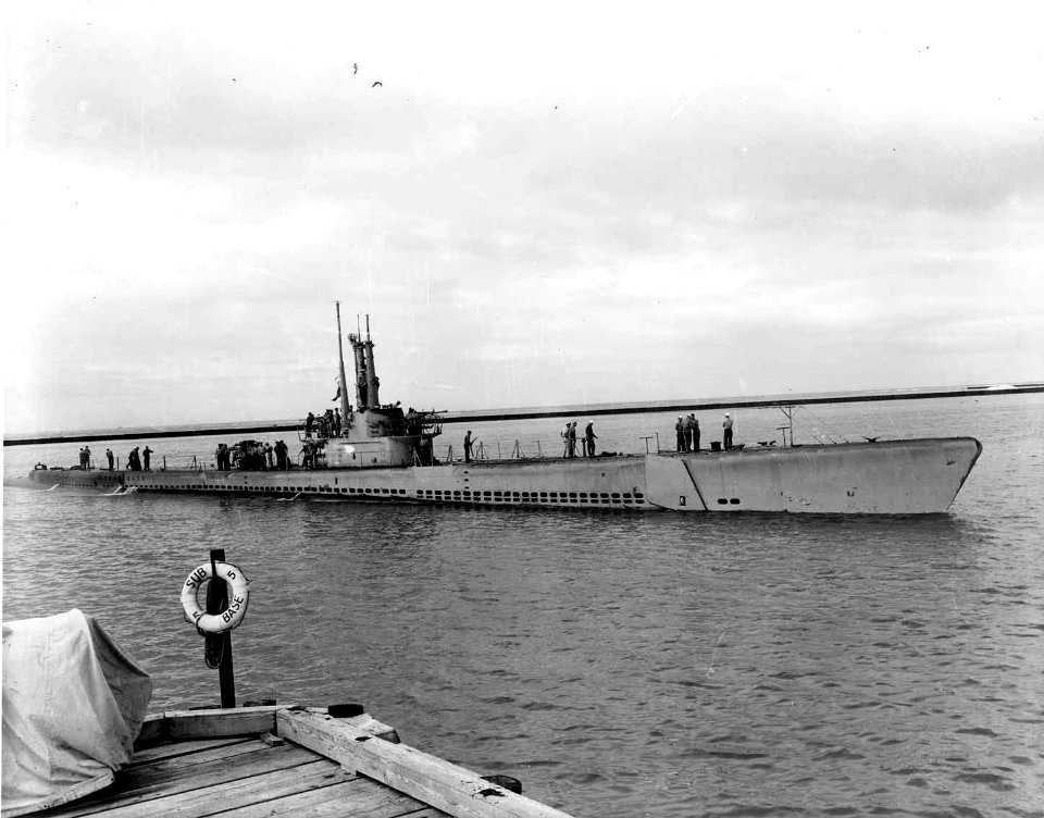 USS Apogon;0830807