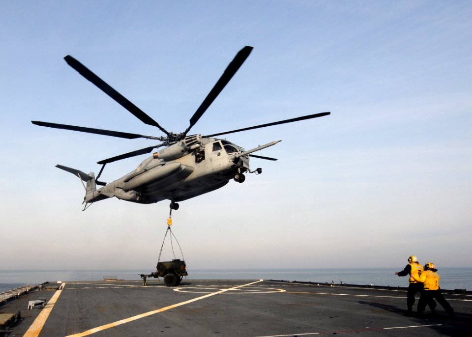 US Navy 100116-N-6676S-619 A CH-53E Super Stallion delivers a water buffalo to USS Gunston Hall (LSD 44)
