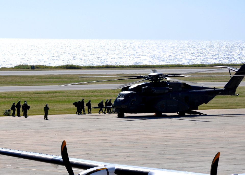 US Navy 100115-N-8241M-153 Sailors board an MH-53E Sea Dragon at the airfield at Naval Station Guantanamo Bay