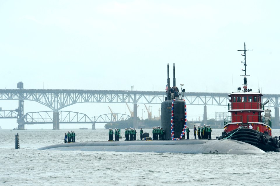 USS Annapolis makes its way up the Thames River 140911-N-UM744-001