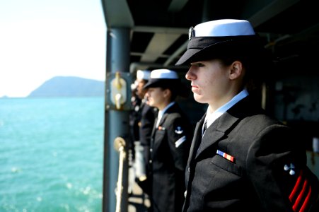 USS Antietam enters post in Busan 131004-N-TG831-339