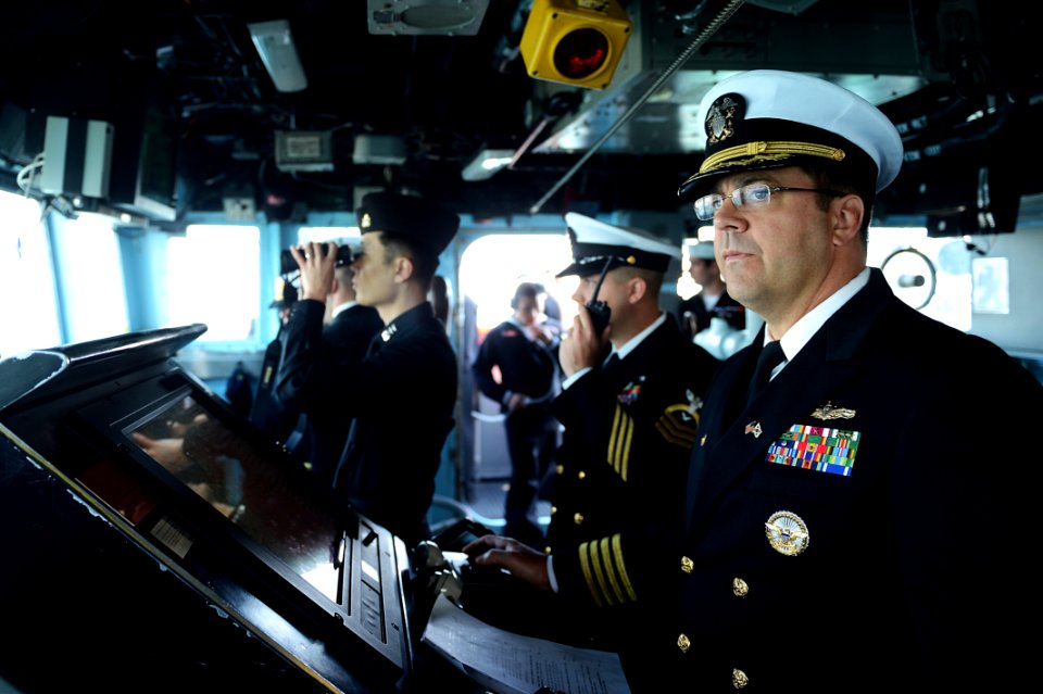 USS Antietam enters port in Busan 131004-N-TG831-245